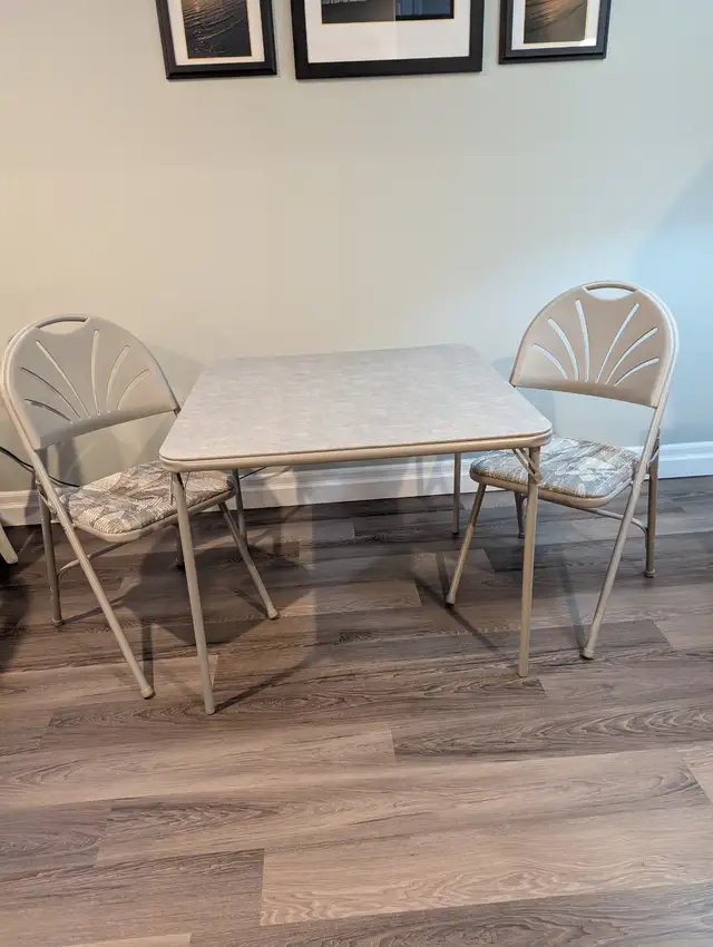 Card Table and chairs in Other Tables in Sarnia - Image 2