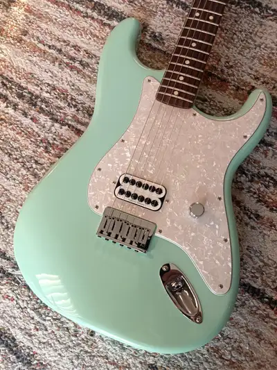 Fender Tom Delonge Stratocaster, View more