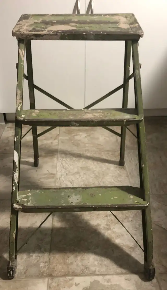 Foldable metal 3-step ladder - 2FT in Ladders & Scaffolding in Saskatoon - Image 2