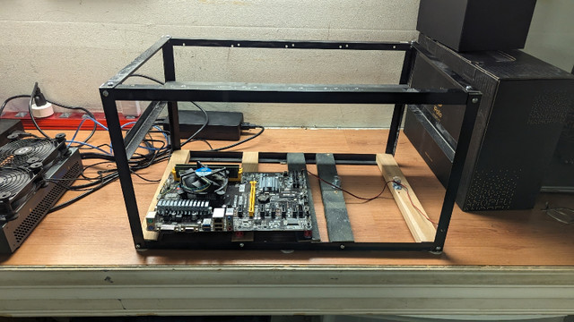 Crypto mining rig dans Ordinateurs de bureau  à Longueuil/Rive Sud