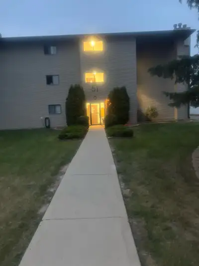 Location! Location! 2bedroom apartment on the third floor in desirable Discovery Place. Close to Tha...