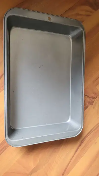 This is a rectangle baking pan in used condition, perfect for baking various treats. It's ready for...