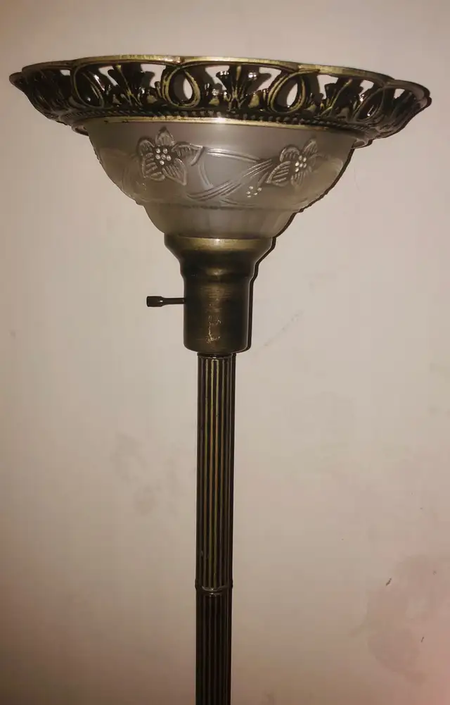 Gorgeous Standing Floor Lamp in Indoor Lighting & Fans in Markham / York Region - Image 2