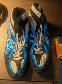 Size 9.5 wrestling boots