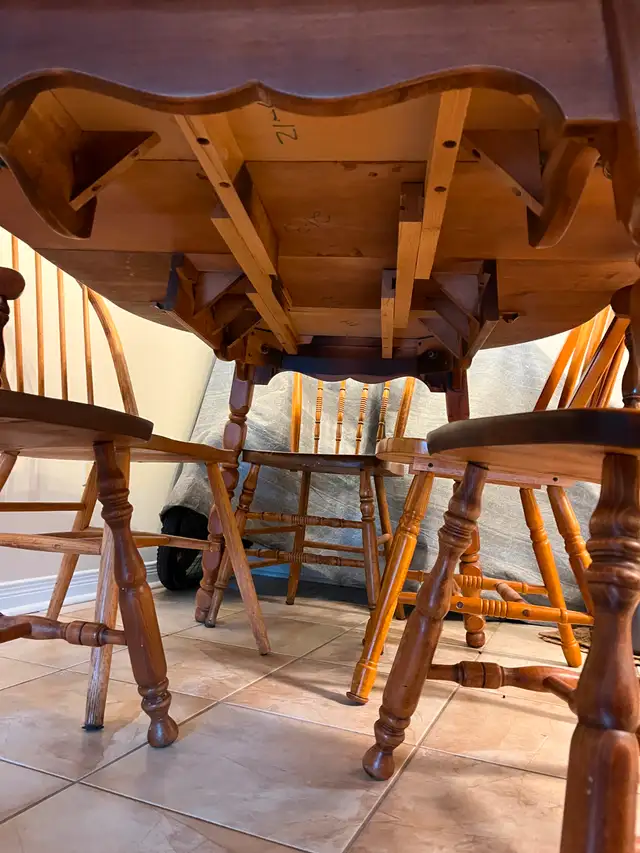 Krogher solid maple table with 2 leaves & 6 chairs in Dining Tables & Sets in Kingston - Image 6