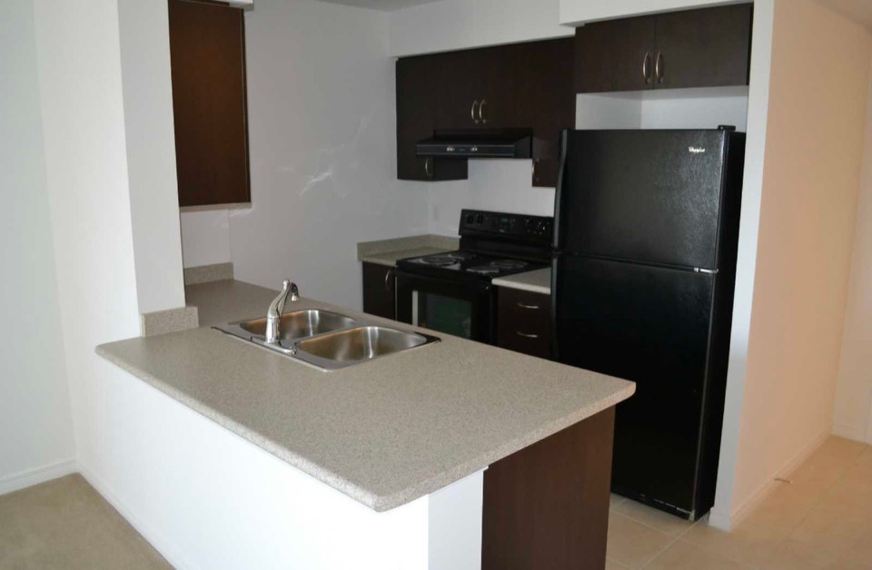 **2 BEDROOM, 1 BATH, PLUS DEN IN THE HEART OF THE JUNCTION** 3