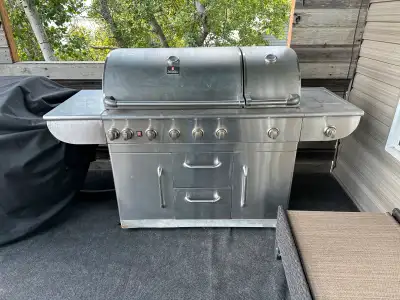 Very Large 10,000 BTU Natural Gas BBQ with recently replaced main burners. Has Stainless Steel Grate...