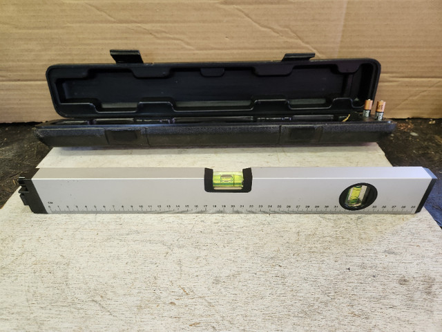 Laser level 16" with plastic case in Hand Tools in Belleville - Image 3