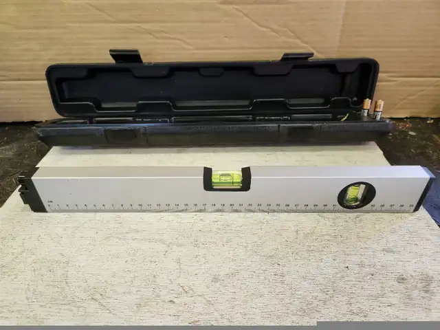 Laser level 16" with plastic case in Hand Tools in Belleville - Image 4
