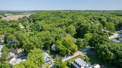 Terrain de 30 000 pieds carrés avec entrée privée à Philipsburg, Québec, directement par la sortie d...