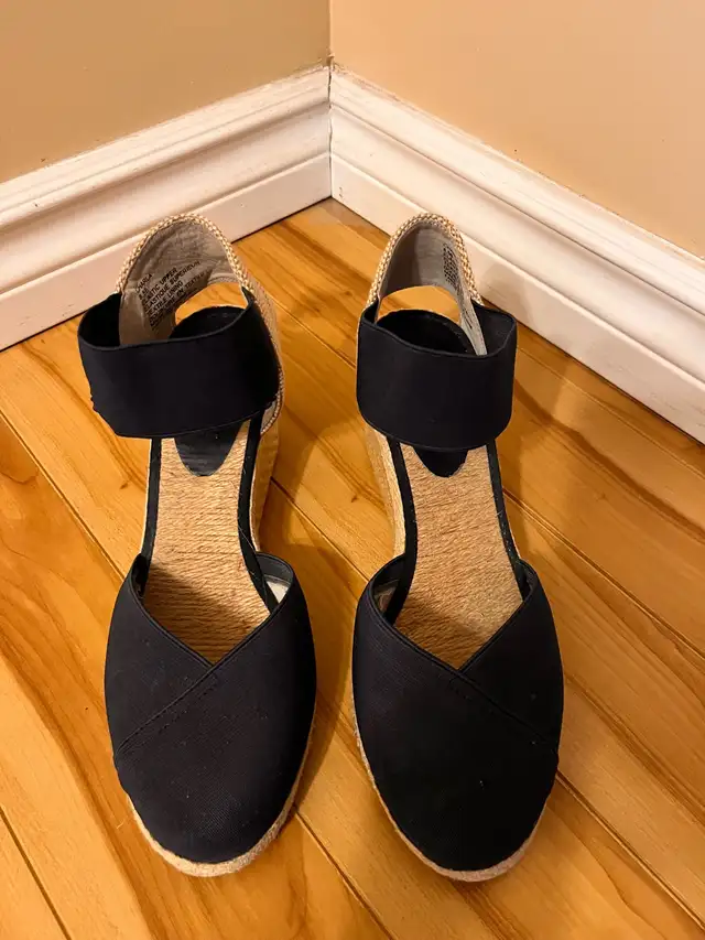 Women’s Navy Wedge Sandals Size 8.5 in Women's - Shoes in Calgary - Image 2