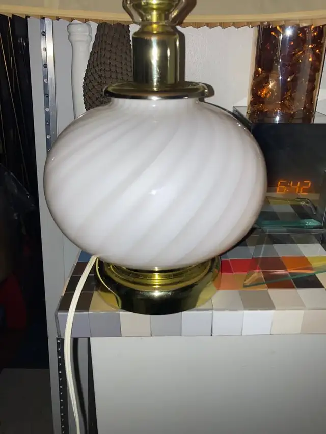 Mid Century Swirl Ball Murano Glass Table Lamp with Pink shade in Indoor Lighting & Fans in City of Montréal - Image 4