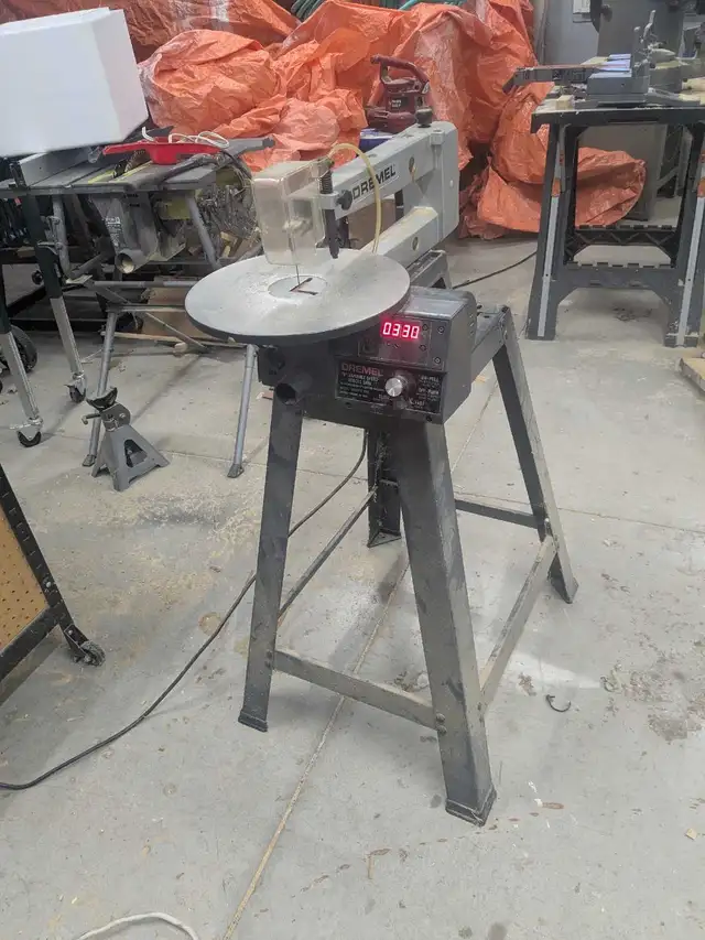 Two scroll saws and belt / disc sander in Power Tools in Napanee - Image 6