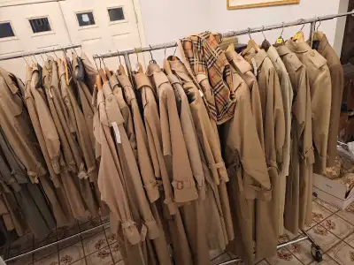 Timeless elegance meets classic design with this used Burberry trench coat, a sophisticated wardrobe...
