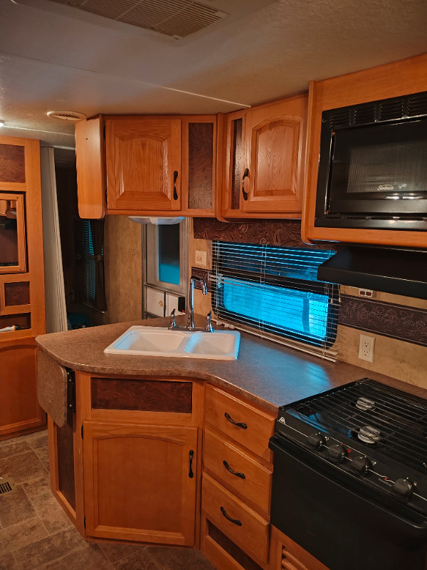 29' Hideout Travel Trailer for Sale in Travel Trailers & Campers in Burnaby/New Westminster - Image 2