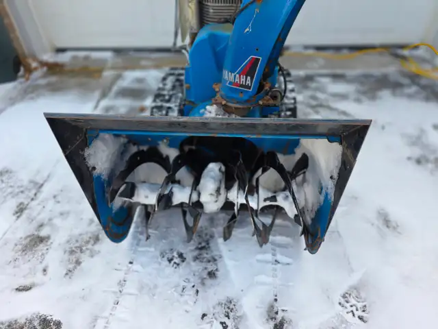 Yamaha YS624 Snowblower With Rubber Tracks Similar To The Honda in Snowblowers in Windsor Region - Image 5