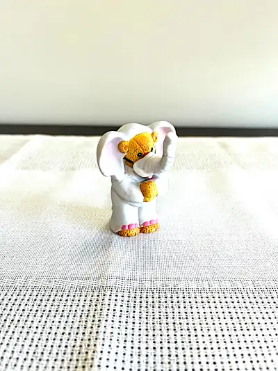 Crafted with the charm of Lucy Rigg's artistic touch, this rare figurine from the beloved Noah's Ark...