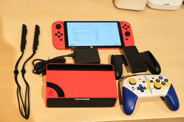 Nintendo Switch Oled (extra controller, 512gb sd card) in Nintendo Switch in Longueuil / South Shore - Image 4