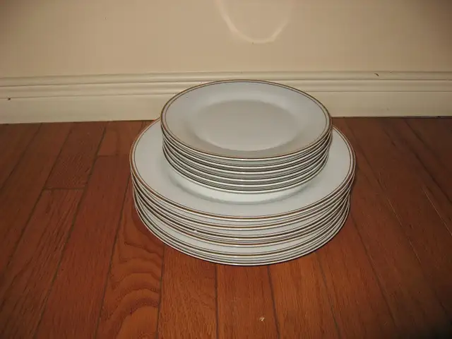 White Dinnerware Sets / Plates with Gold Rim / Flatware in Kitchen & Dining Wares in City of Toronto - Image 7