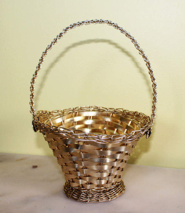 Metal Wire Woven Decorative Flower Basket in Home Décor & Accents in Gatineau