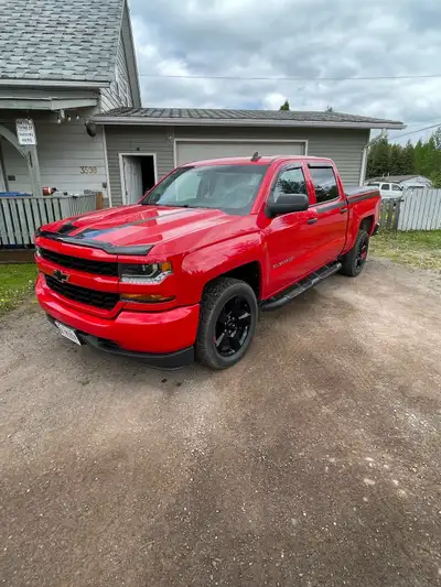 *CARFAX PROVIDED* $30,000 Or Best Offer 2018 Chevrolet Silverado 1500 4x4 5.3L Aftermarket subwoofer...