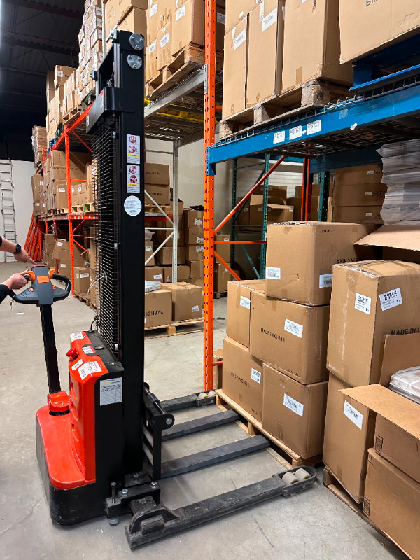 New Pallet Stacker - Straddle - 10/12ft - Finance Available! dans Autres équipements commerciaux et industriels  à Ville de Montréal - Image 4