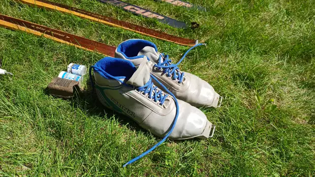 Cross-country skis and shoes, 2 full sets (men’s and women’s) in Ski in Edmonton - Image 7