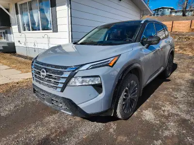 2025 Nissan Rogue Platinum AWD $5000 tech package upgrade tan leather interior 19500km all terrain t...