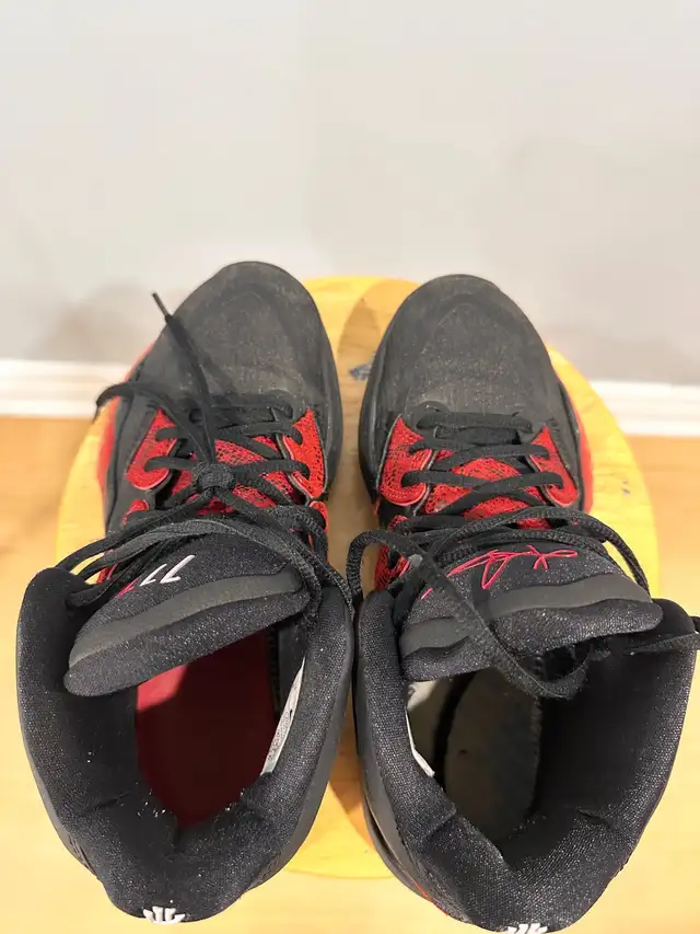Kyrie Irving Basketball Shoes Size 8 in Men's Shoes in City of Toronto - Image 5