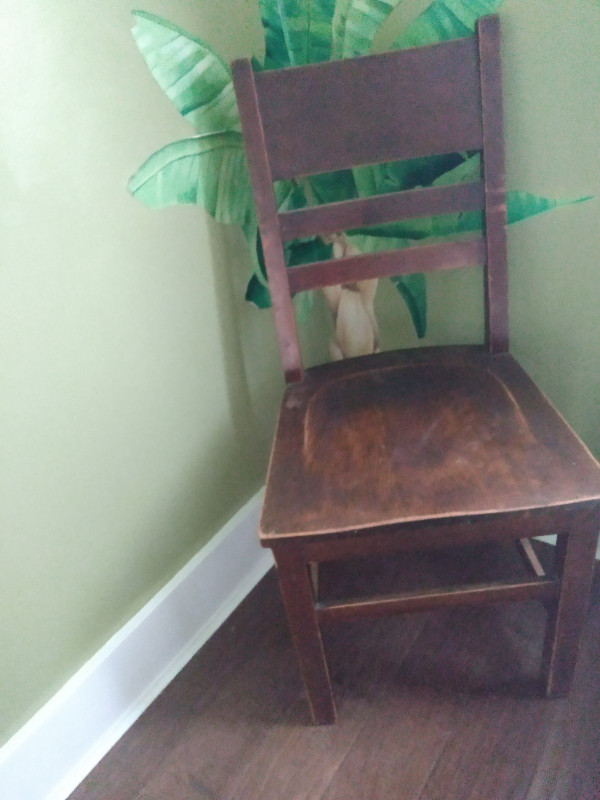 Wooden oak dark desk chair in Desks in Saskatoon - Image 2