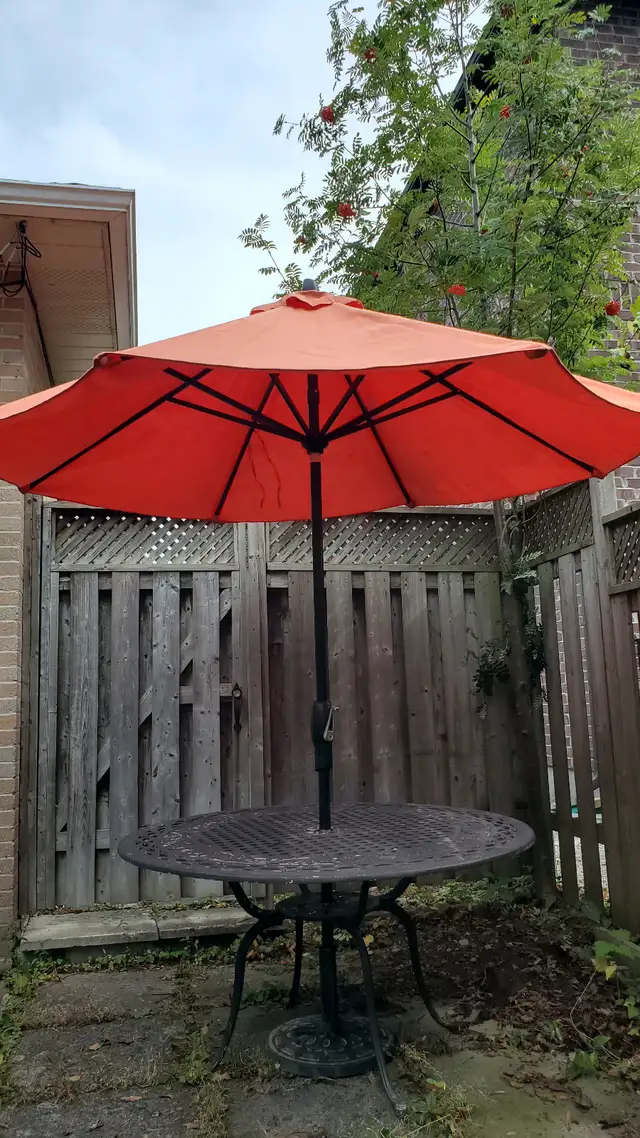 Patio round cast aluminum table and umbrella with base stand. in Patio & Garden Furniture in City of Toronto - Image 6