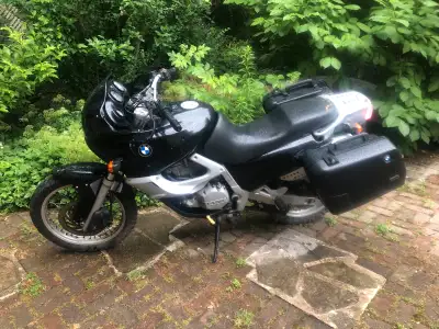 650 rotax single. With bags. New tires. 19,000 kM. 5L/100 consumption Cheap insurance.