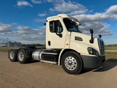 2017 Freightliner Cascadia Day Cab DD13 450hp 13 speed manual 528,000 kms 11,920 hours 12,000 front...