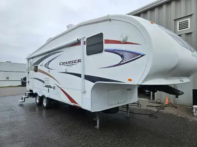 Belle roulotte à sellette Cruiser CrossRoads CTX 2011 en excellente condition. Série conçue pour cam...