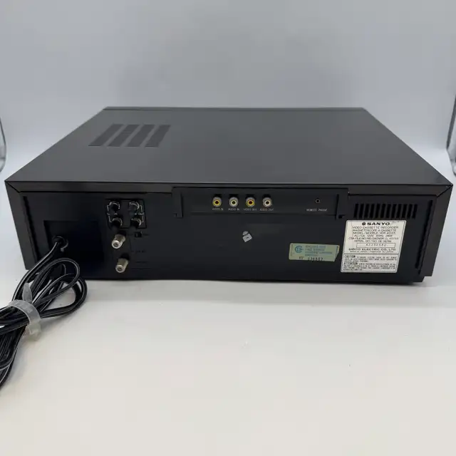 Sanyo VCR 4035 SuperBeta Betamax Video Cassette Recorder in General Electronics in City of Toronto - Image 8