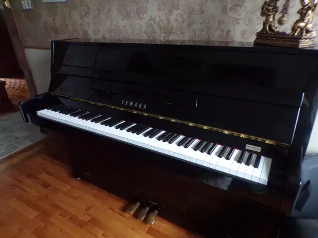 PIANO DROIT ACOUSTIQUE YAMAHA in Guitars in Laval / North Shore - Image 3