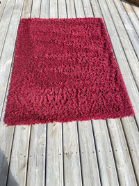 Red shag rug 3’11” x 5’3” GUC 
