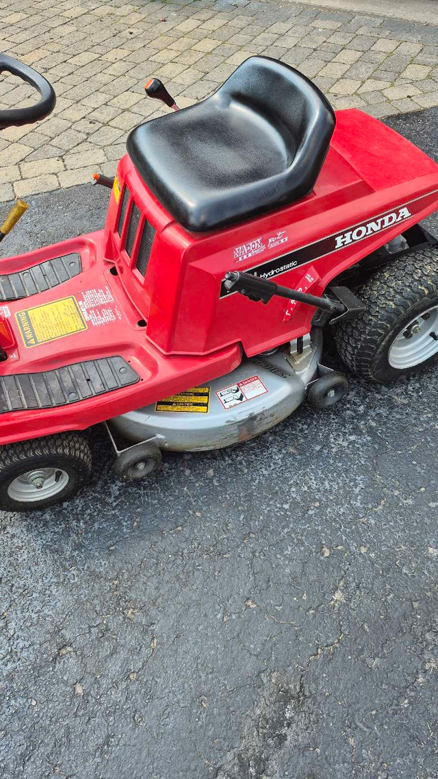 Honda Riding Lawnmower in Lawnmowers & Leaf Blowers in Ottawa - Image 3