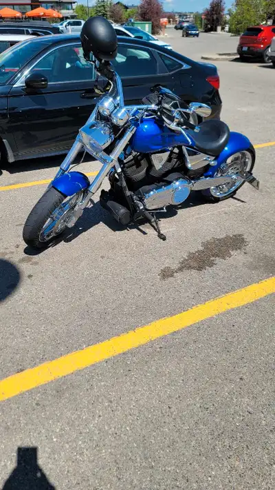 Bobber style, 250mm rear tire, power point. Great shape all around, 100 cubic inch motor (1634 cc),...