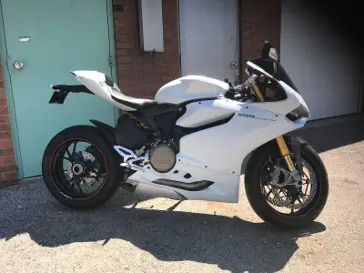 DUCATI Aluminum fuel tank & pump assemble with connection plug low km Dowel pin mount ground clip gr...