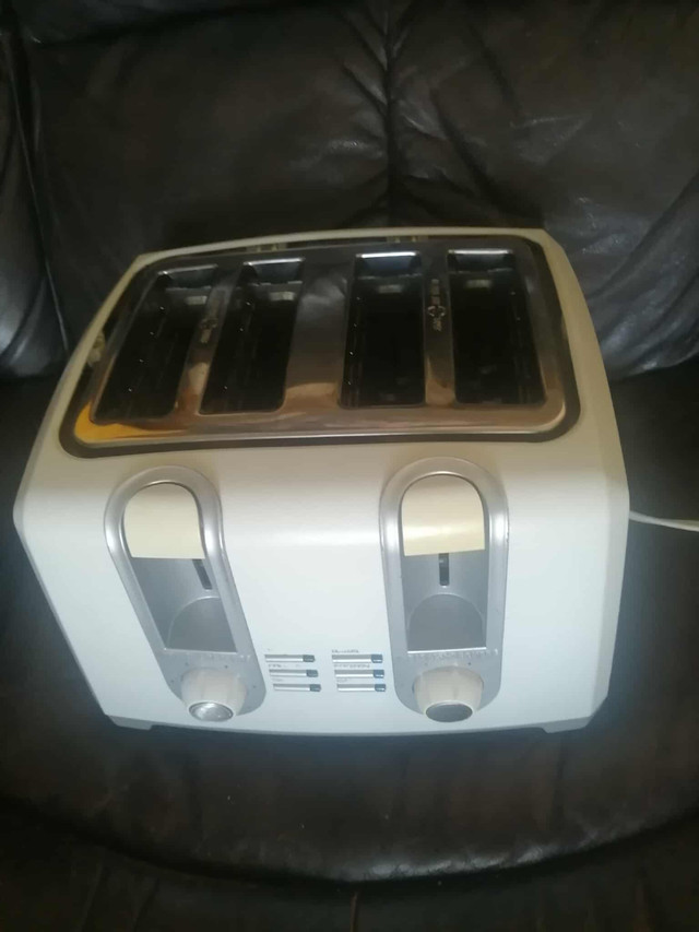 Grille pain Black Decker 4 tranches en bonne condition 20$ dans Grille-pain et fours  à Shawinigan