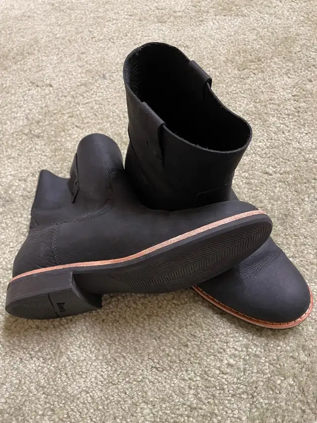 Roots women’s leather ankle “shorty” boots, black 8 in Women's - Shoes in City of Toronto - Image 2