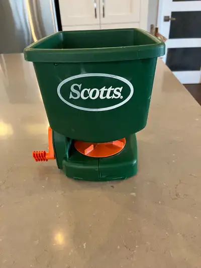 Épandeur à semences à main Scotts. Très bonne condition. Prix 15$