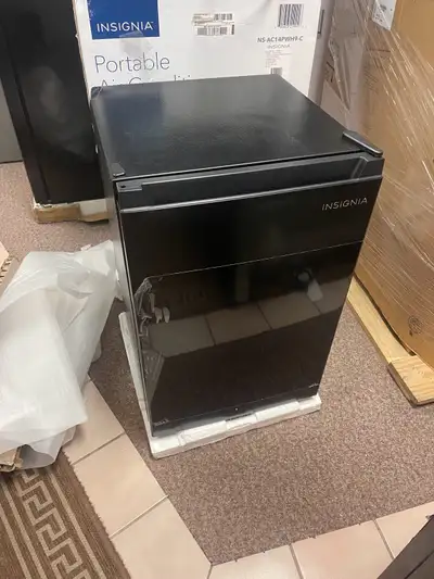 Brand new bar fridge. /* dent at the back *\ Storage capacity 2.5cu. ft. Perfect use in your office,...