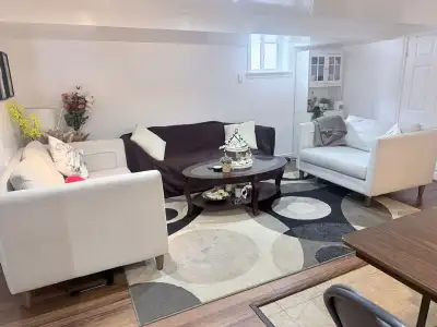 Large Bedroom for Rent in a Quiet Neighborhood – Scarborough M1P 1E6, ON (Available from May 01st, 2...