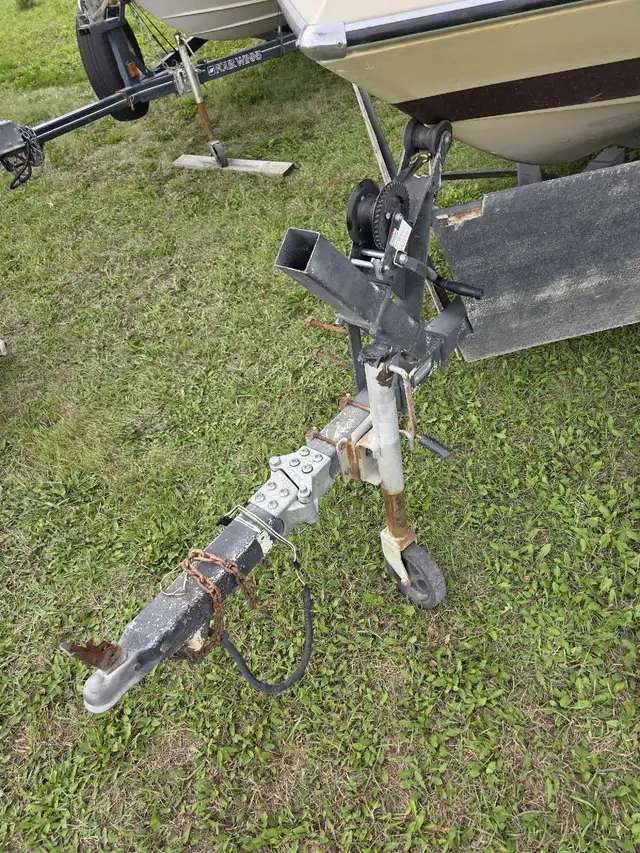Boat and trailer  in Powerboats & Motorboats in Saskatoon - Image 4