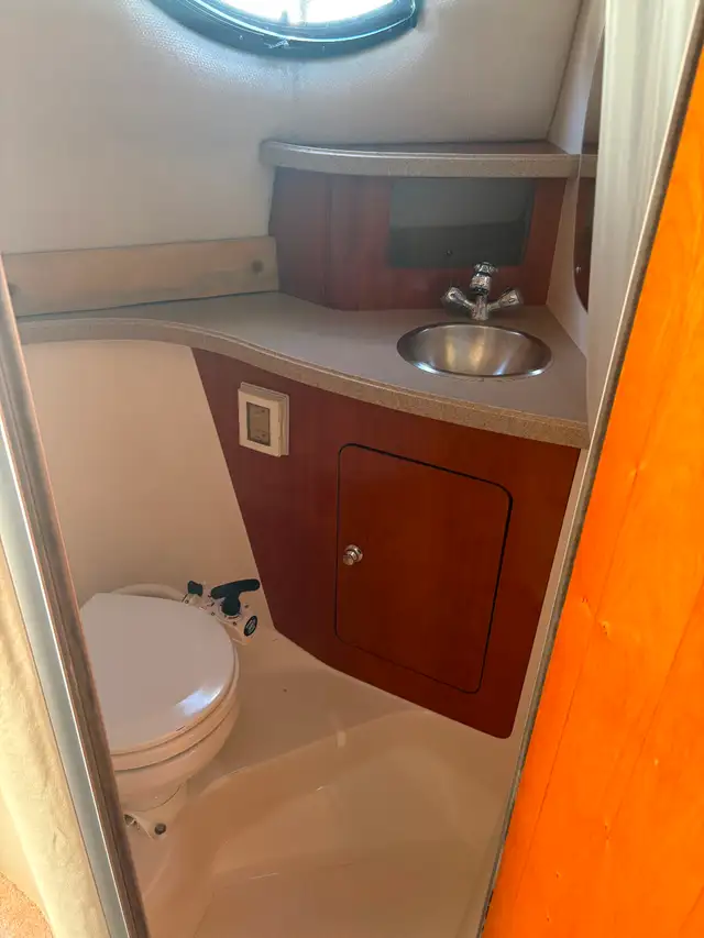 Regal Commodore 2465 – Trailer, Slip & Survey Included – in Powerboats & Motorboats in Saint John - Image 8