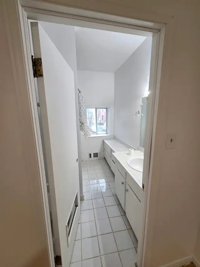 Prime Uptown Living – Princess St Modern | Quiet Building | W in Long Term Rentals in Saint John - Image 8