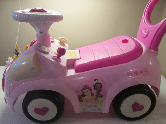 auto jouets d e disney  pour sassoir dessus?? dans Poussettes, porte-bébés et sièges d'auto  à Laval/Rive Nord - Image 2