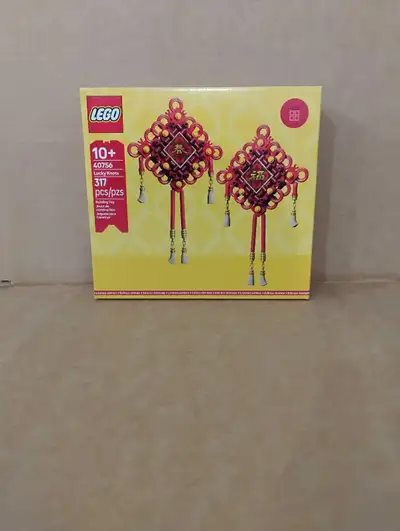 This brand new LEGO 40756 Lucky Knots set contains 317 pieces for building two traditional Chinese k...